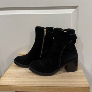 UGG Women’s Black Suede Ankle Booties Block Heel Bow Zip Size 8.5